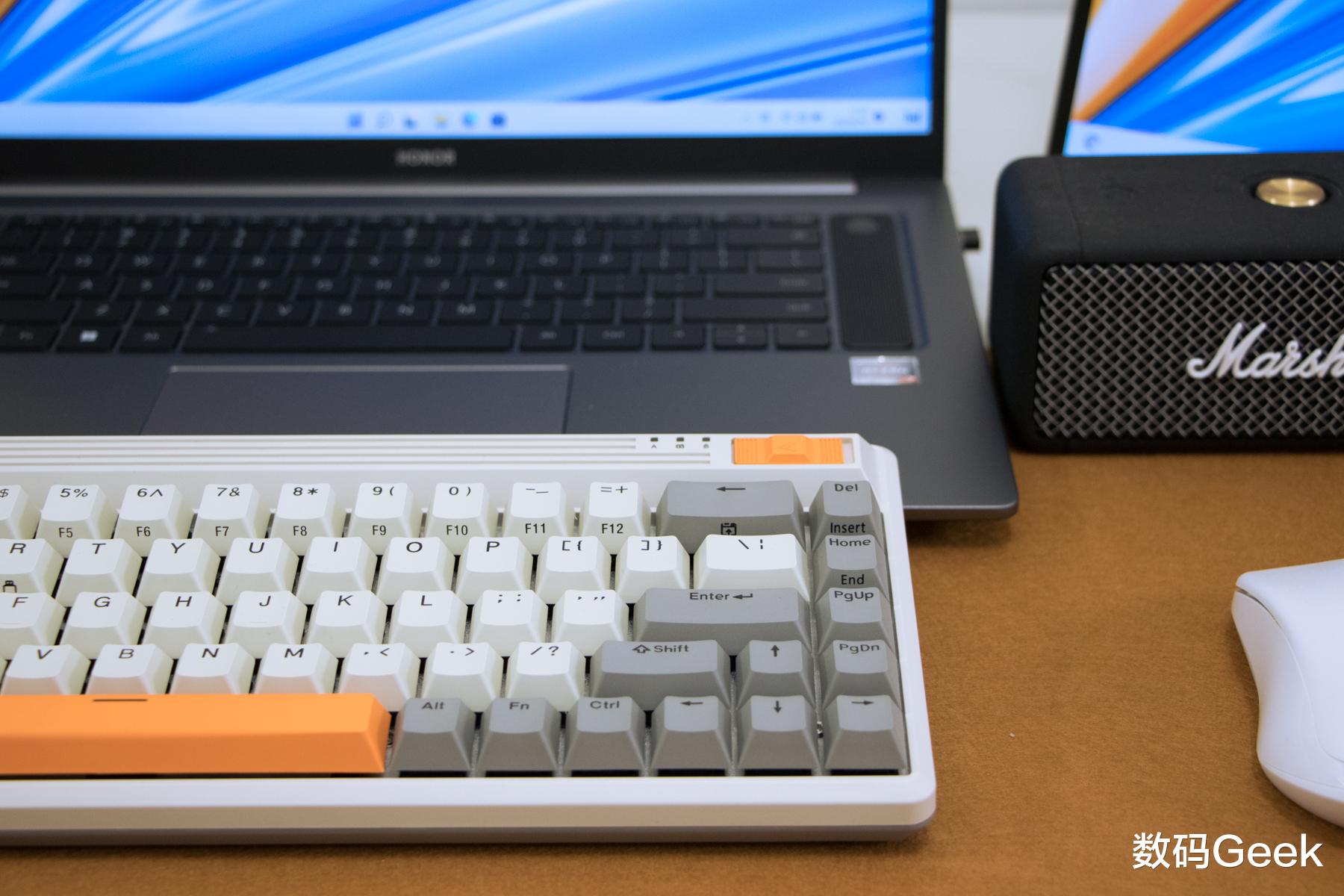 无线机械键盘颜值与实力的碰撞，复古配色，杜伽Fusion上手体验