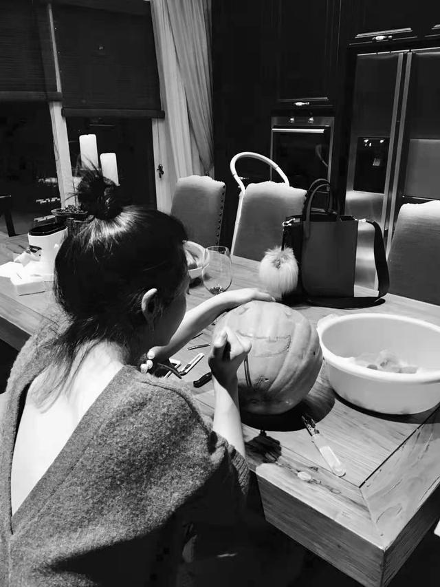 殷桃|43岁殷桃“豪宅”火了，家里摆满上“千株植物”，将生活过成诗