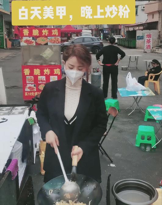 美甲 把路边摊站成红毯,网红女化精致妆容卖炒粉,被网友质疑在作秀