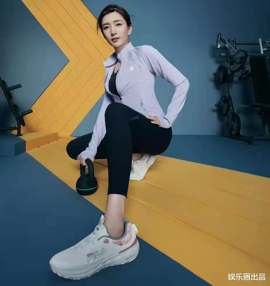江疏影|江疏影穿运动装拍写真，身形饱满引起热议，网友：得罪了修图师