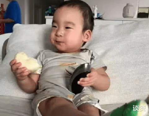 阿娇|谢楠小儿子曝光，翘二郎腿扎小辫“霸总范”十足，长相和吴京没关系