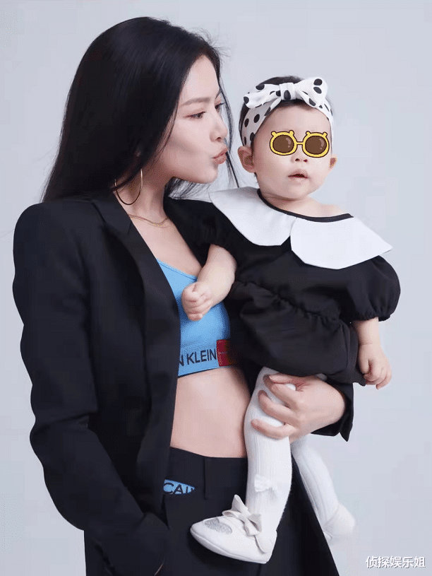 王灿|杜淳老婆晒亲子写真，王灿单手抱娃秀辣妈身材，1岁女儿超像爸爸