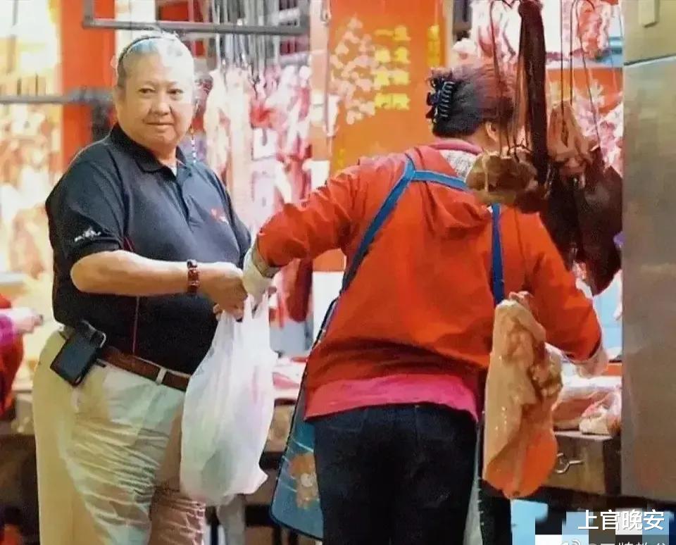 梁家辉|内地明星被捧上天，港星却随便出门溜达，逛地摊、去菜市场