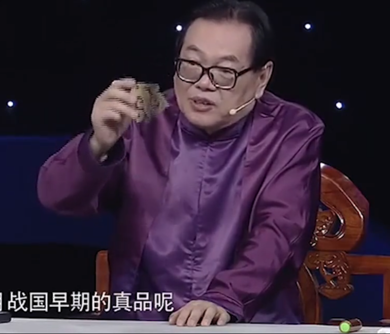 男子出生时,父亲的朋友送了一块玉,几十年后来鉴定