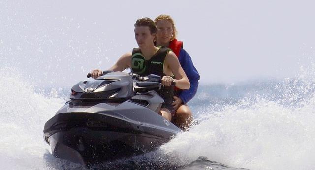 玄彬|贝克汉姆儿子秀球技!女友穿性感比基尼,1100W租游艇,相恋1个月!