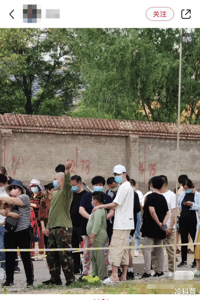 郭德纲|郭德纲全家排队做核酸,7岁郭汾瑒身材引热议,张云雷跟师傅同行