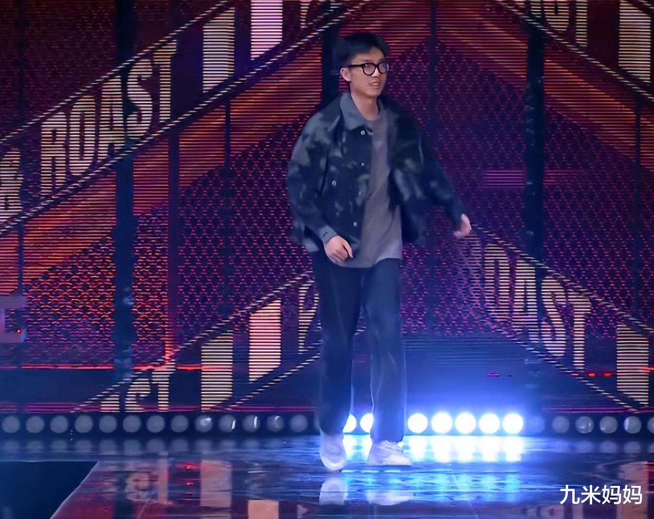 梁海源|梁海源和kid高票被淘汰,步惊云115票晋级,《脱口秀大会》改改吧