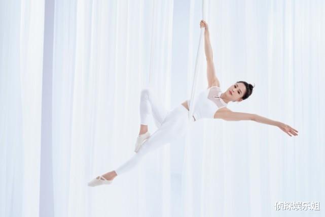 李若彤|56岁李若彤晒近照，空气刘海配清纯着装嫩回18岁，被赞像大学生