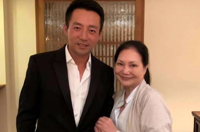 大S|大S妈妈黄春梅，与富豪的合照，揭秘她“柔弱”背后不平凡的人生