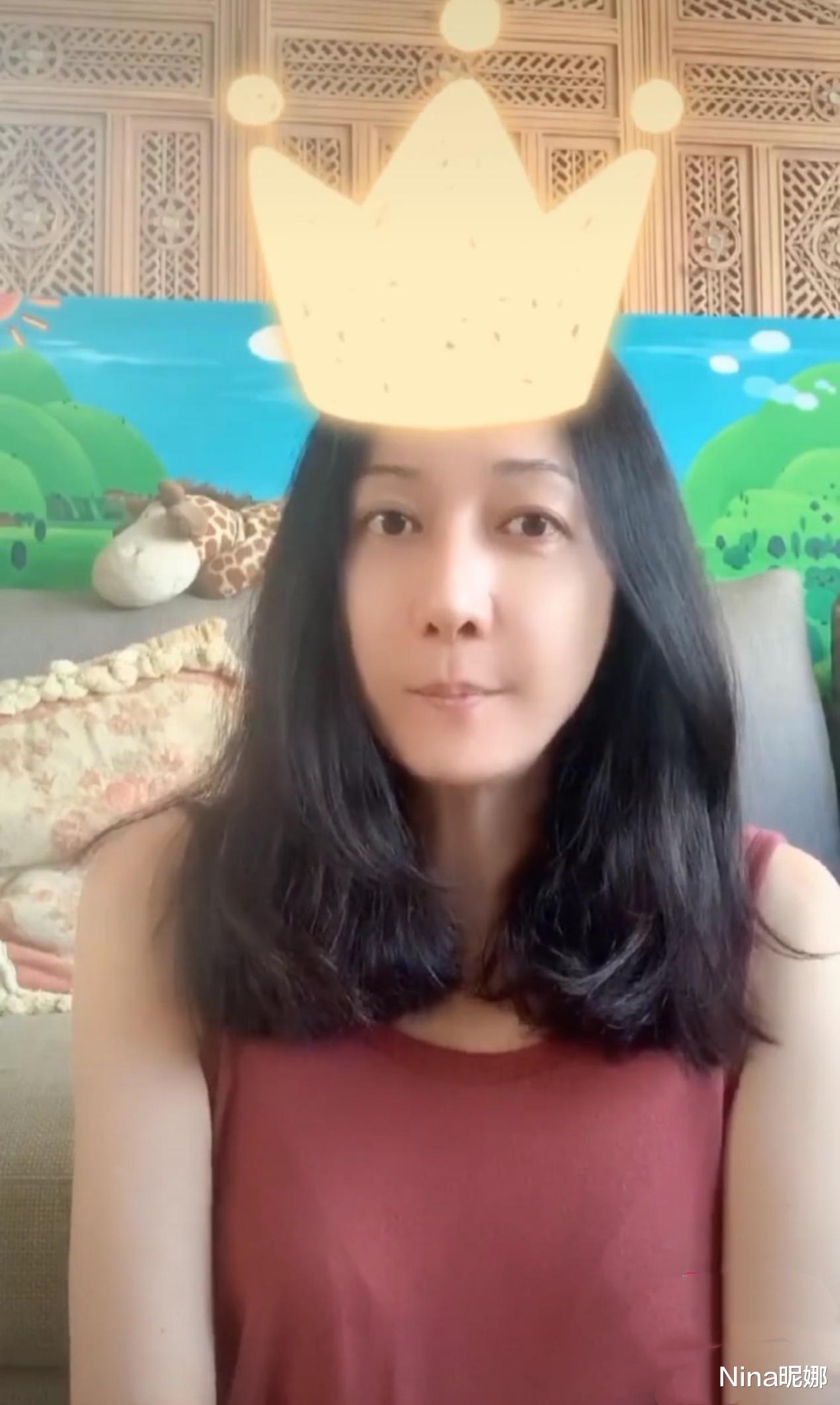 吴绮莉|吴绮莉晒生活近照，穿无袖装打扮朴素手臂无赘肉，素颜五官好稚嫩