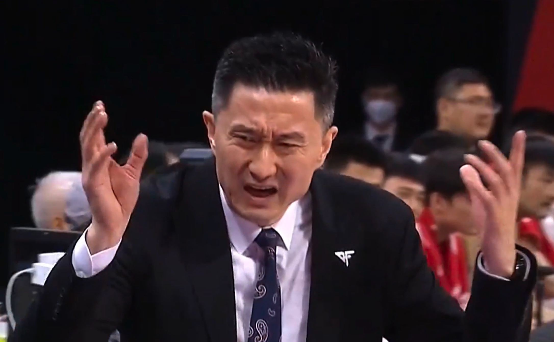 广东男篮|输球又伤人，广东神锋上担架连夜送医院，粤媒记者透露最新伤情
