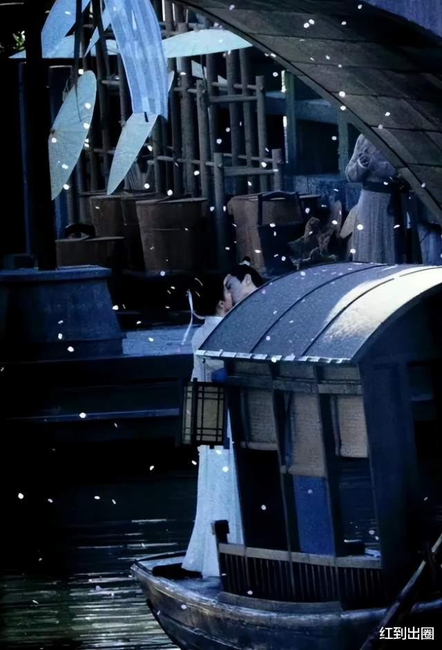 刘亦菲|陈晓刘亦菲吻戏路透曝光，搂腰搭肩好亲密，女方脸部红透显羞涩