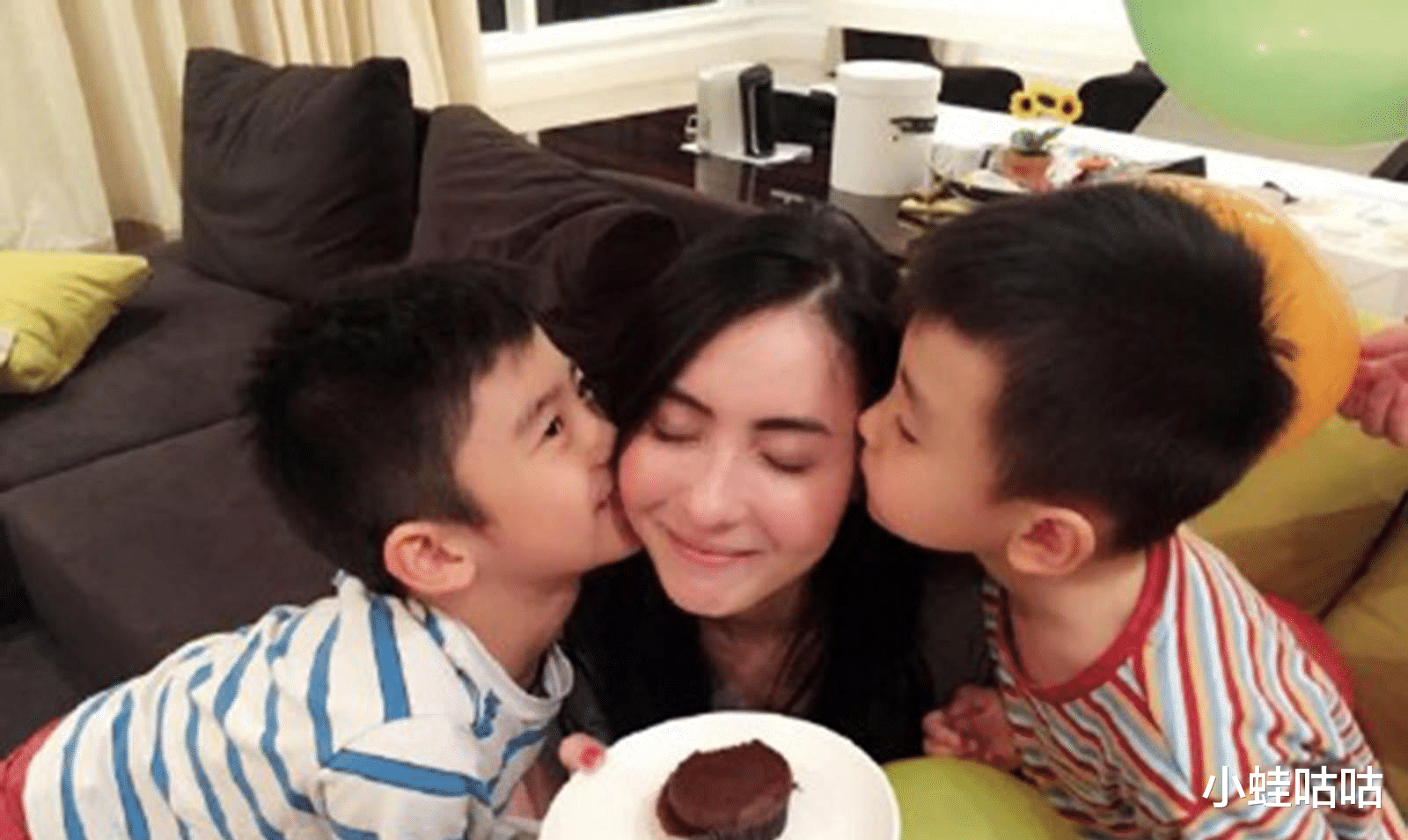 |名气越大越低调!42岁张柏芝冒雨和粉丝合影,不打雨伞素颜出镜!