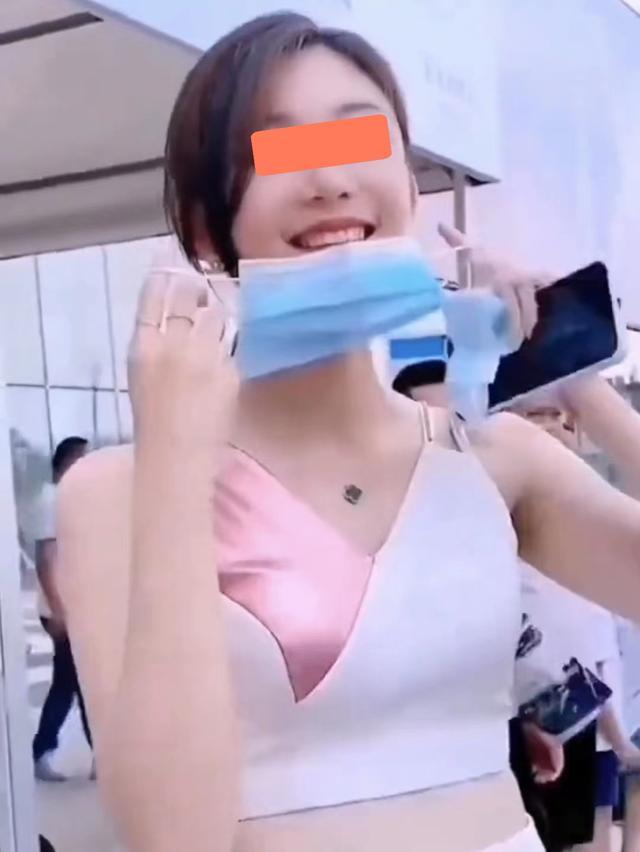 回顾:上海一女子的口罩坏了,从裙子内掏出一个新口罩
