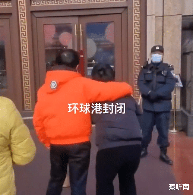 上海一商场因疫情突然被封闭,宝宝被困其中,家属忍不住崩溃大哭