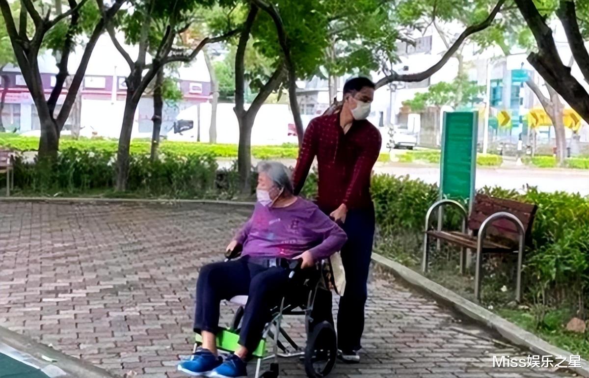 张庭|曝林瑞阳夫妇返台逛商场，张庭身穿名牌刷黑卡，头顶现斑秃和白发