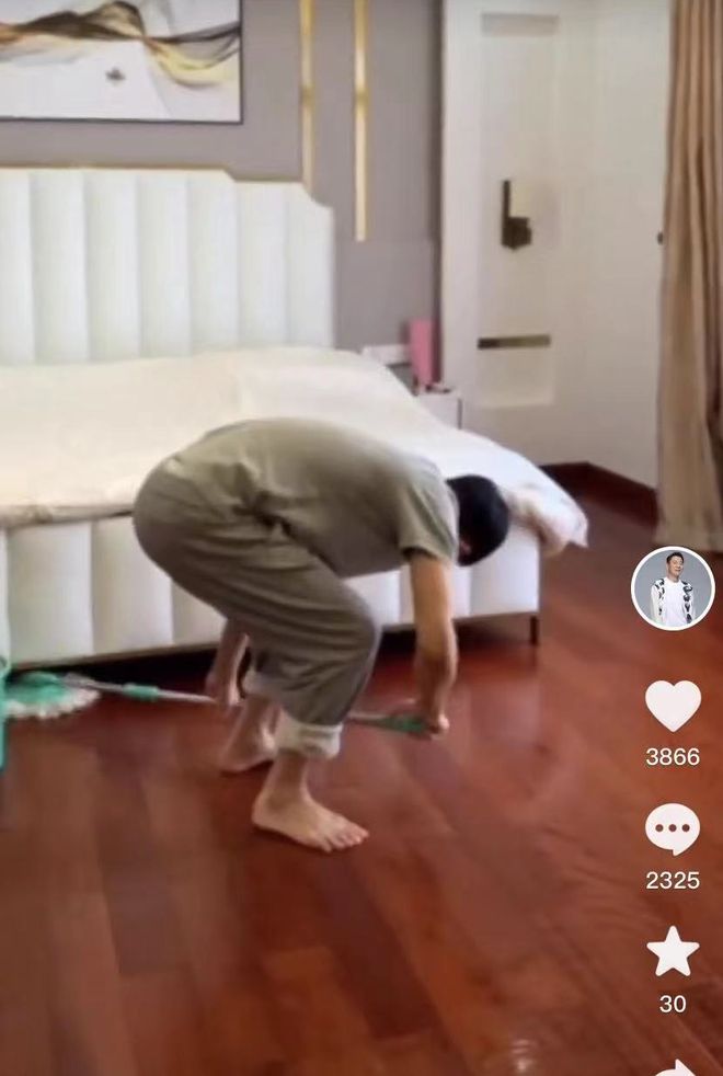 刘德华|60岁刘德华赤脚在家拖地,豪宅曝光笑开怀