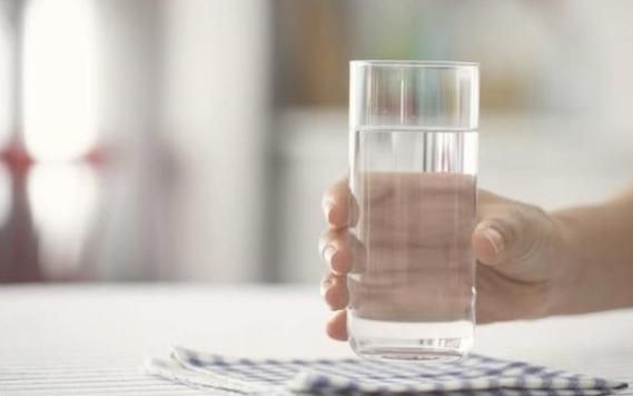 兰蔻小黑瓶 早上空腹喝水,比不吃早饭的危害大?或许还有人不清楚,建议了解