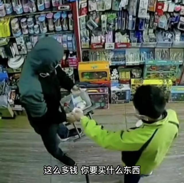 男孩拿着现金找店老板网购买手机,老板接下来举动令人称赞