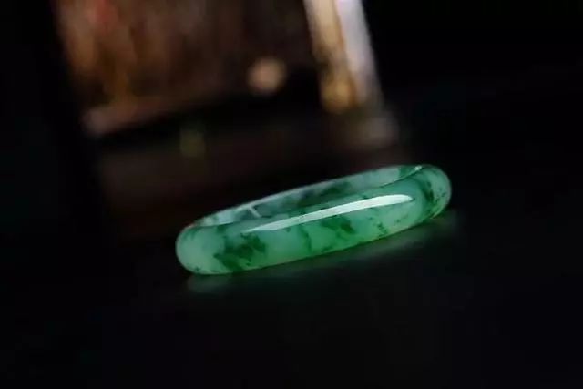 翡翠|一块被绺裂“附体”的翡翠原石。