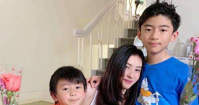 柯达|张柏芝晒出怼脸自拍，自曝鼻梁被3岁小儿子抓伤，超长伤疤很明显