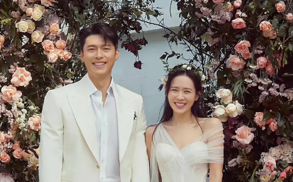 孙艺珍|40岁孙艺珍挺孕肚参加婚礼，拍照送祝福，肚里宝宝出道即颜值巅峰