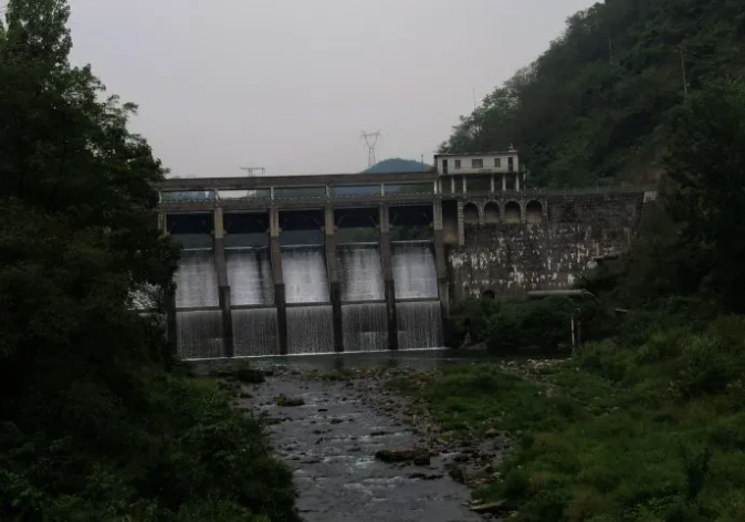 盐城|江苏盐城，水闸管理所员工发现钓鱼爱好者遇险后，第一时间开闸放水