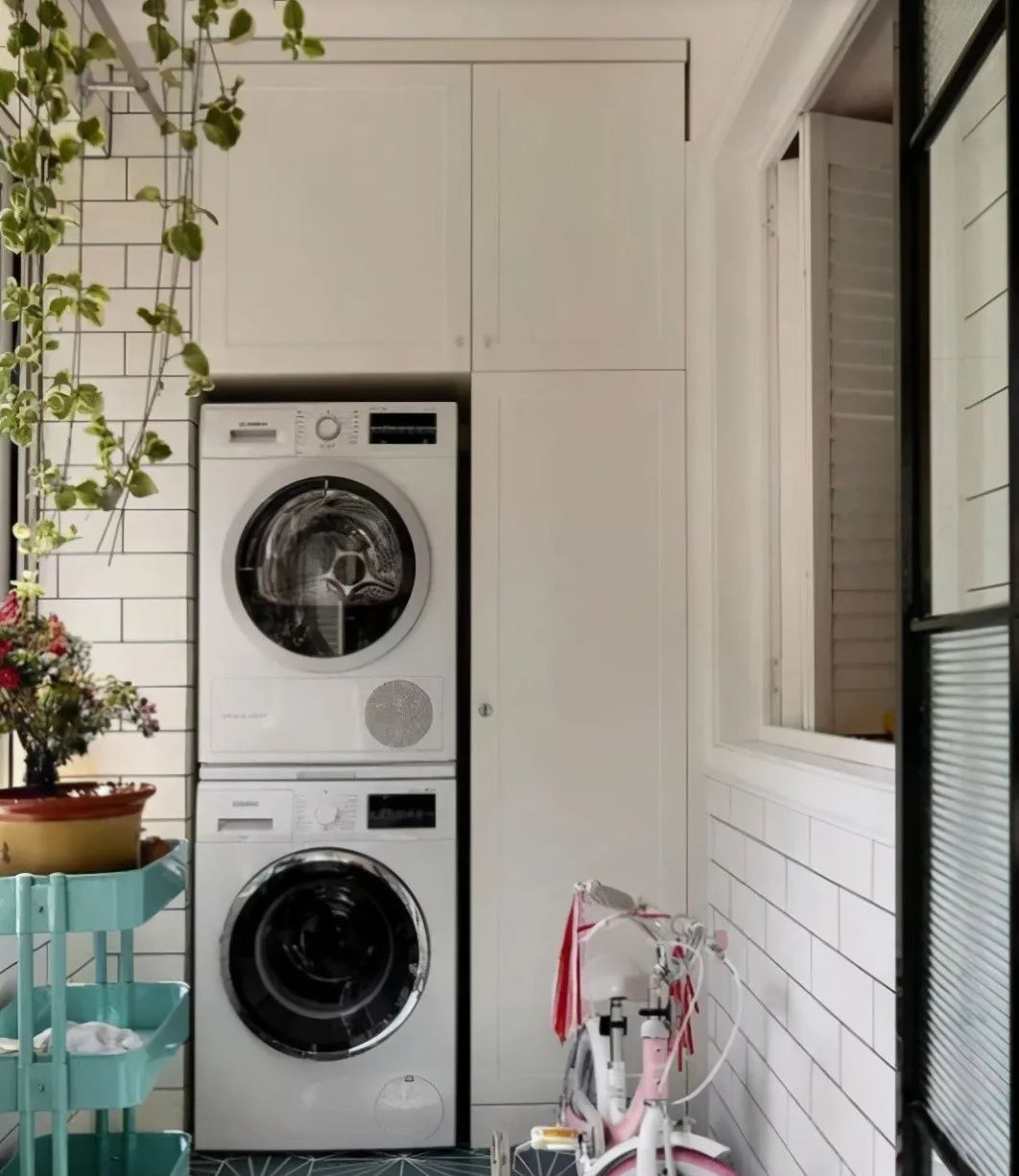 138平米三代同堂,阳台一分为二打造餐厅和飘窗,漂亮又实用