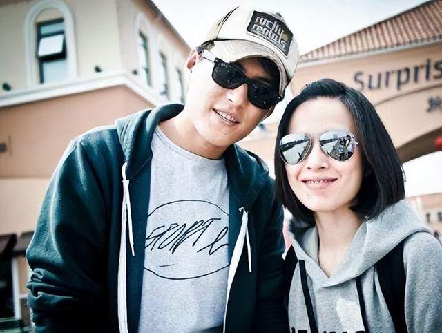 魏大勋|李佳为46岁靳东庆生,父子三人玩叠罗汉,李佳淡定拍照好幸福