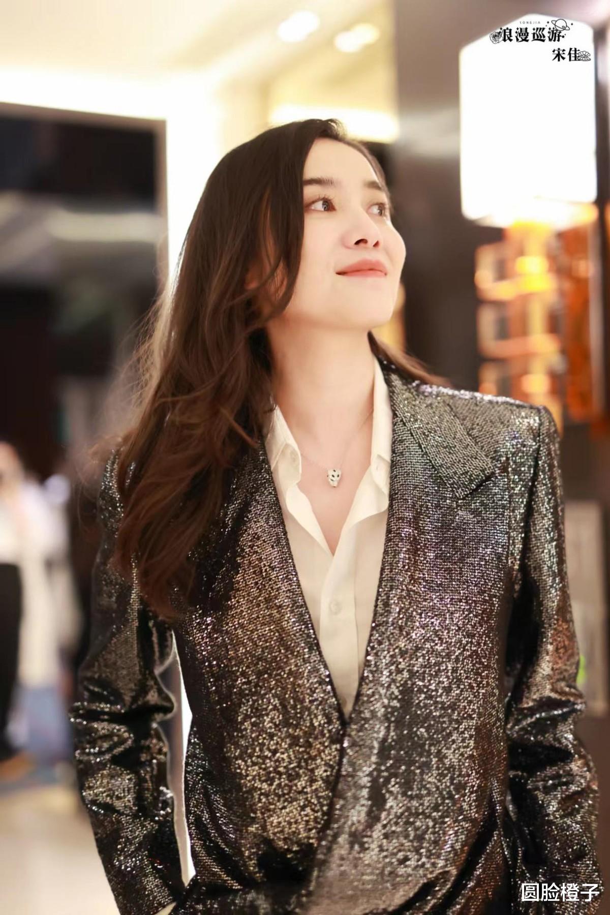 宋佳气质没得说，银色西装配黑色西裤，简单穿穿都这么亮眼