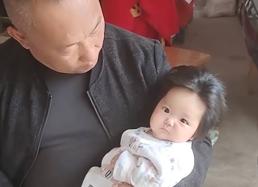 减肥产品 3个月宝宝因头发走红,发量惊人发型抢眼,被调侃是骑摩托车来的