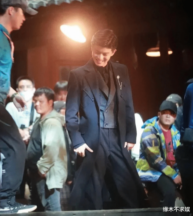 请君|任嘉伦《请君》挑战背头造型，片场生图太带感，之前也曾挑战过