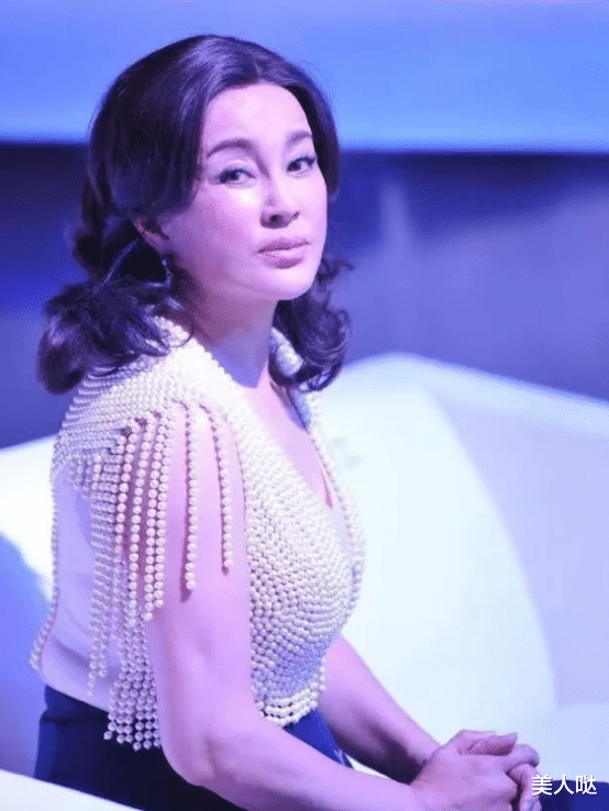 刘晓庆|刘晓庆奶奶年纪也不低调!上身挂满珍珠像个富婆,69岁仍有女人味
