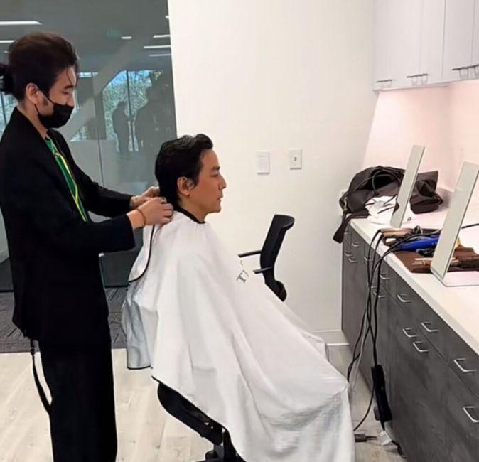 吴彦祖|48岁吴彦祖现身理发店，皮肤暗黄发际线后移，近照酷似倪大红