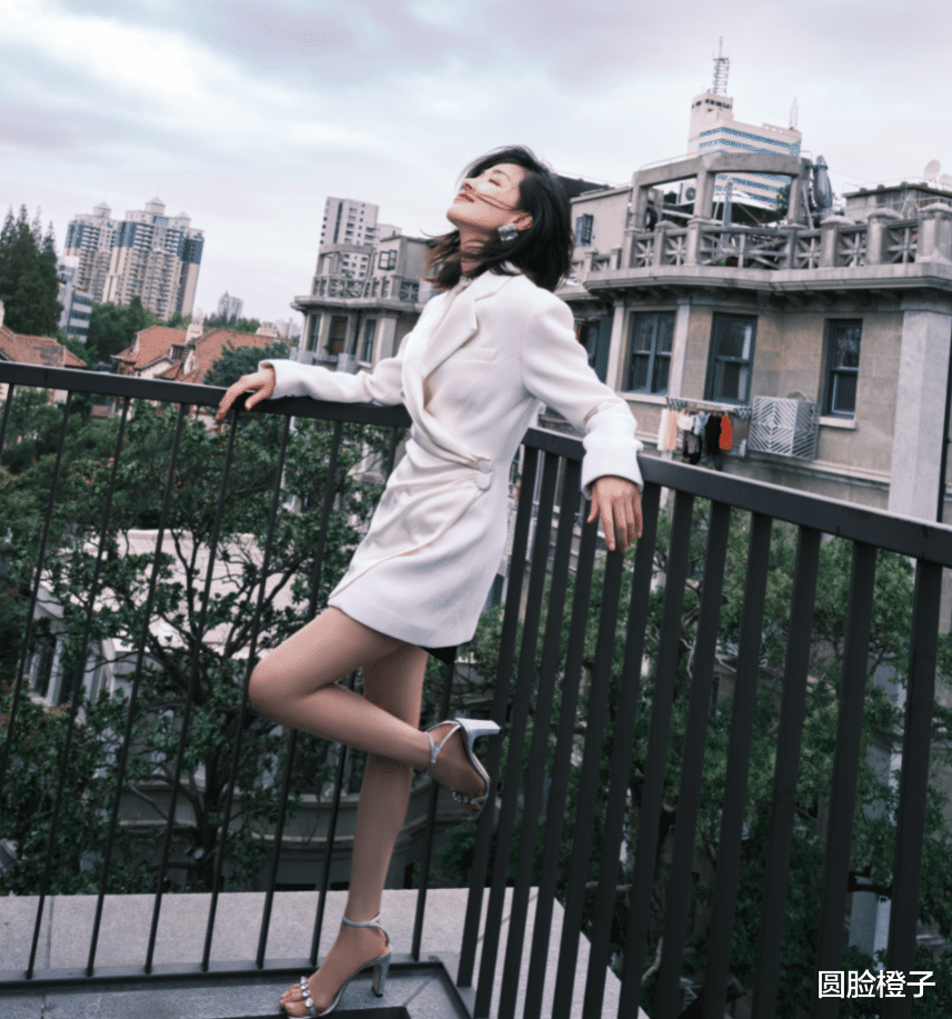 熬夜 万茜穿连衣裙太美了,一身纯白色西装裙拍写真,五官精致气质冷艳