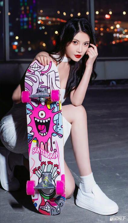 徐冬冬|被徐冬冬惊艳到了，褪去土气秒变豪门千金，短短两年气质变了！