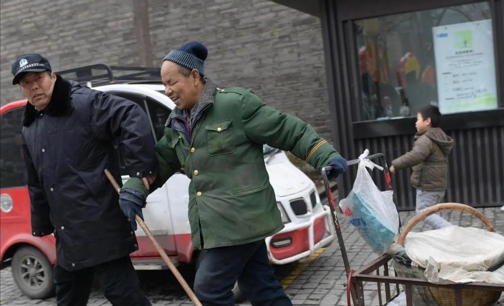 江苏男子被嘲“丧尸”,老婆也跑了,他靠卖烤红薯走红全网