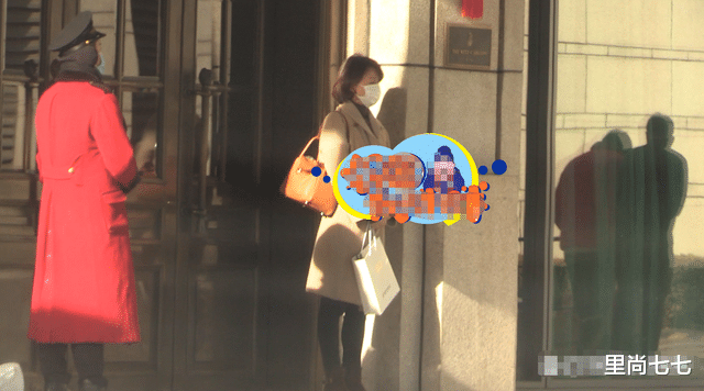 董卿|董卿生活照罕见曝光，背6万6爱马仕等司机来接，军人站姿超养眼