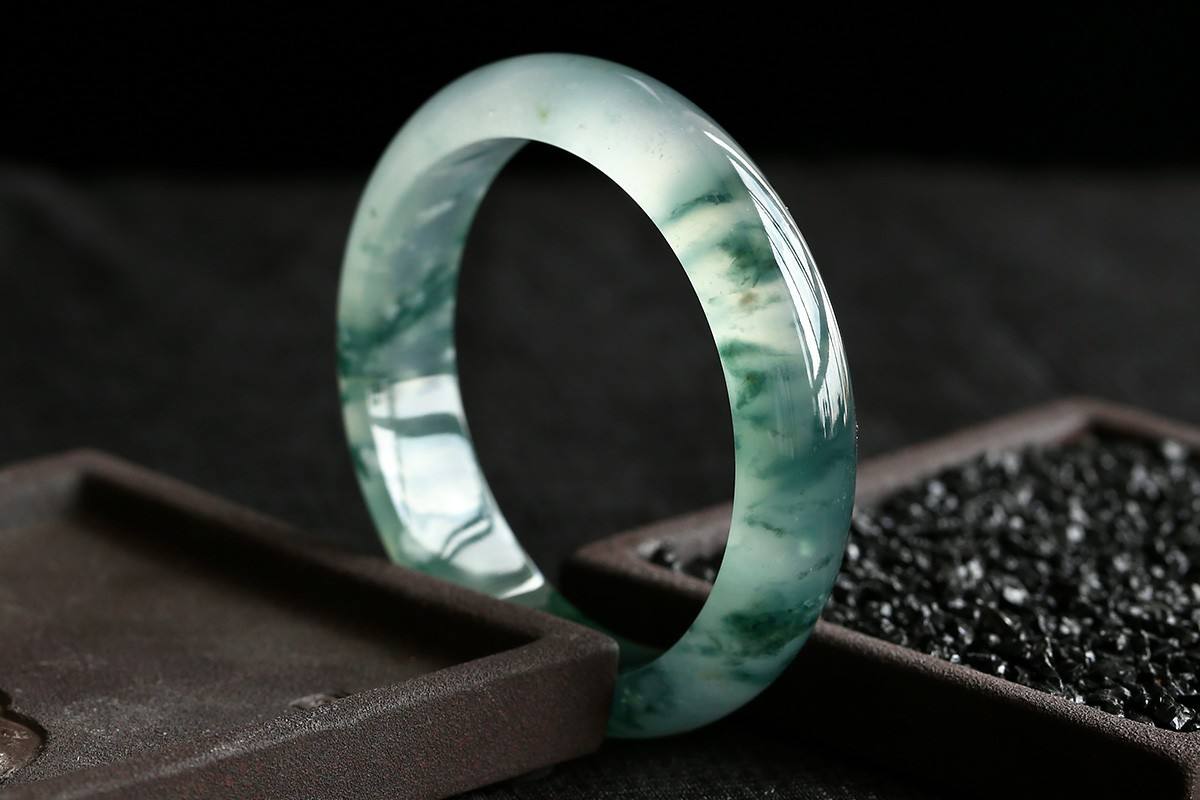 翡翠手镯|翡翠手镯中的裂纹「自动愈合」后变飘花，这话你信吗？反正我不信