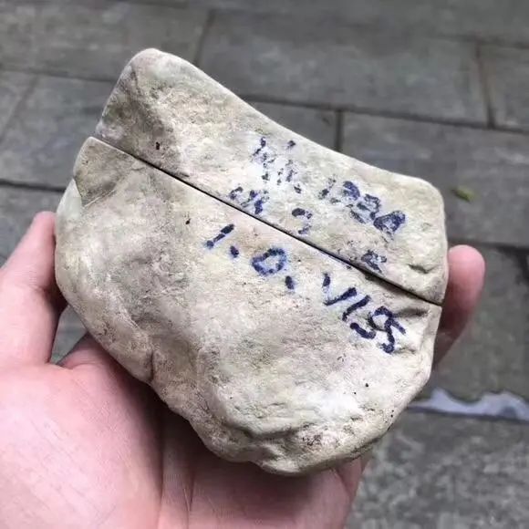 |9800买下木那包浆皮翡翠原石,切开后大家直瞪眼!