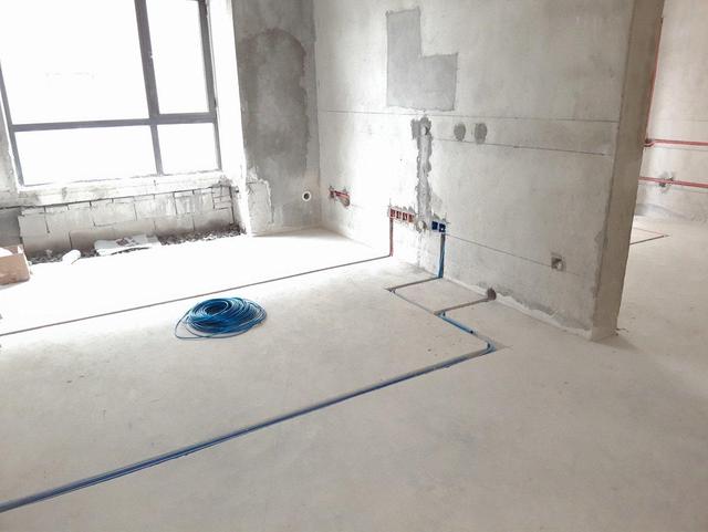 偶遇奇葩工长,让朋友家装修用明装电线,还说暗装不好检修