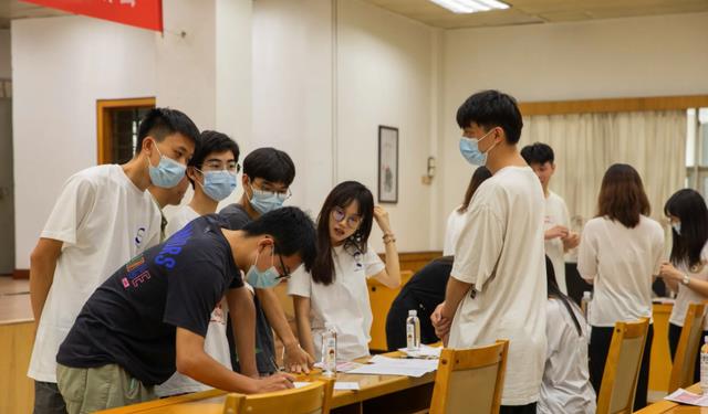 大学生|女生奔丧4天工资被扣3千,事后还被踢出群,公司的回应让人恼火