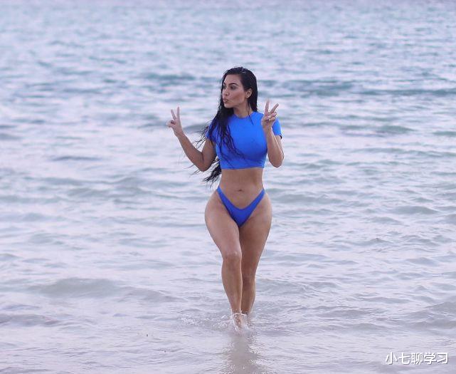 金·卡戴珊|41岁金·卡戴珊海中拍美照，曲线别致，和鲜肉的恋情被希尔顿看好