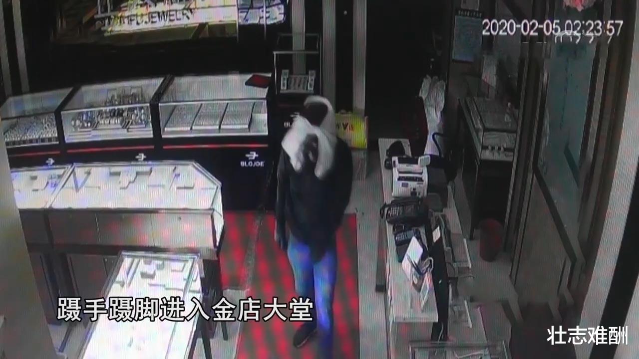 20年广西警方破盗窃案,嫌疑人无意露出脚底板,队长看后如遭电击