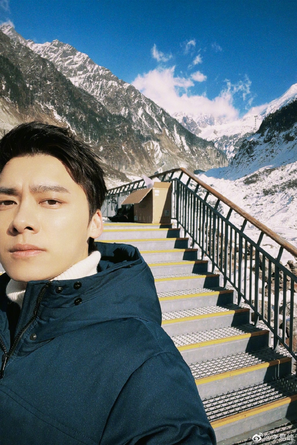 李易峰|李易峰晒九宫格自拍 沐浴阳光帅气十足