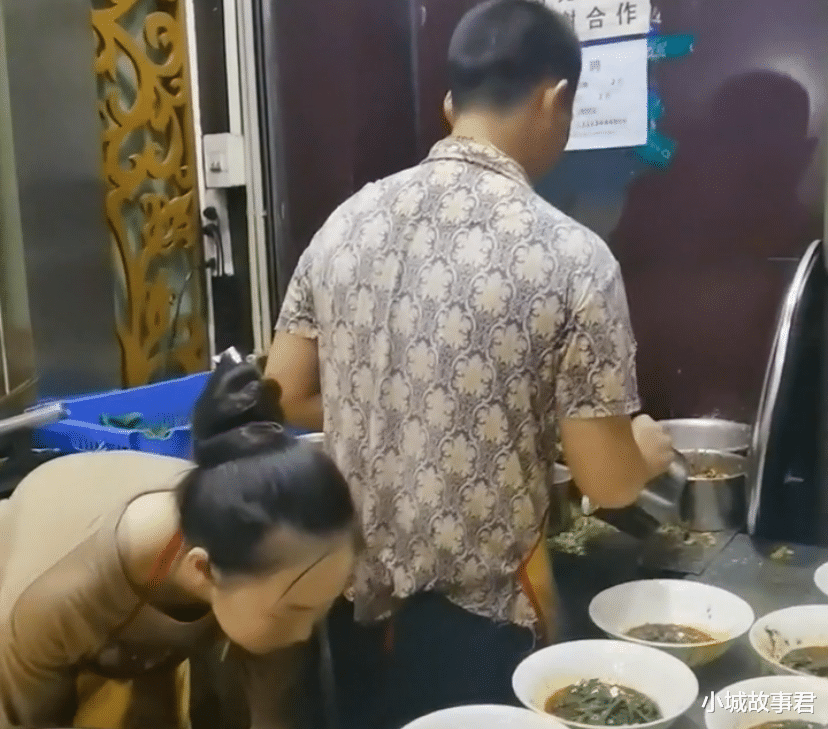 男子酒后排队吃面与食客赌气,狂点100碗面条,面馆老板煮到手软