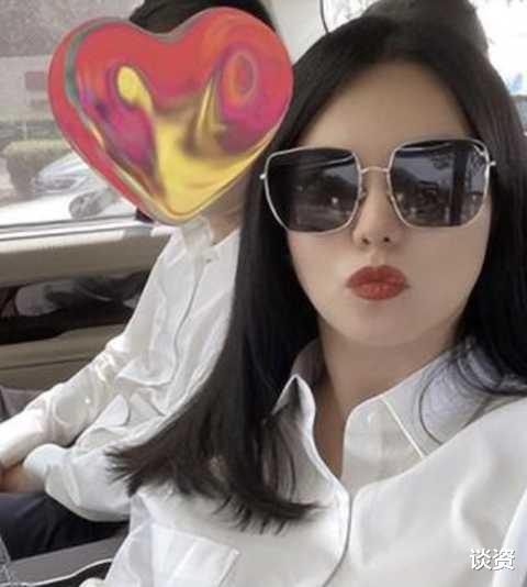 李湘|李湘高调去约会，恋爱歌曲透露感情现状，项链奢侈又浮夸被问戴着脖子痛吗