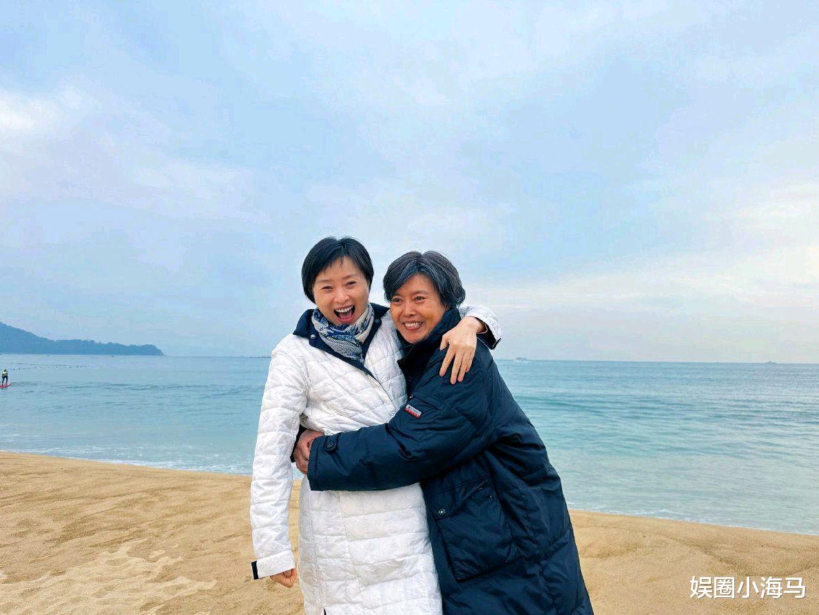吴越|50岁吴越与63岁丁嘉丽海边合照,面容娇嫩似少女,丁嘉丽头发花白