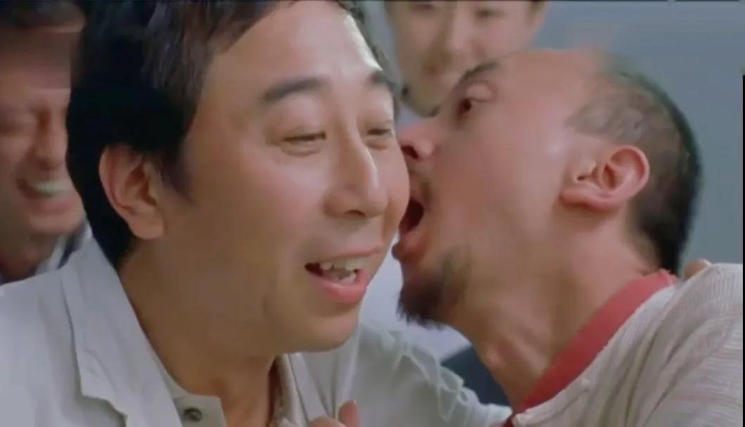 王劲松|王劲松：因猴皮筋成名，人前演戏，背后教书的他如今咋样了？