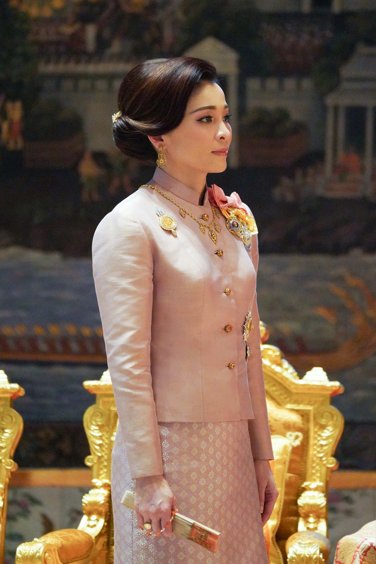 发型 苏提达穿红衣亮相比结婚时候还美！新发型惊艳，大公主都输给王后